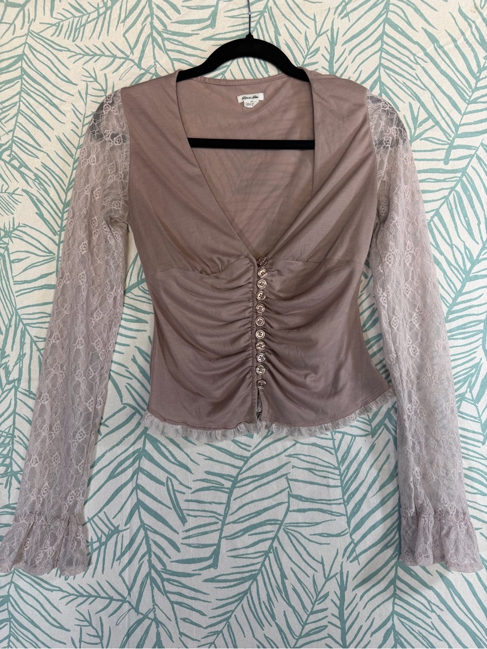 Kimchi Blue Lace-Sleeve Ruched V-Neck Top in Mauve